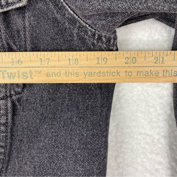 Levi's Jacket Womens M Black Denim Cropped Trucker Raw Edges Collarless Fade - Picture 13 of 16